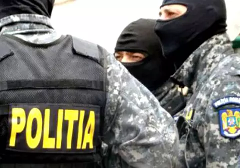 74 de percheziții în dosare privind contrabanda cu țigări, trafic de droguri și înșelăciune