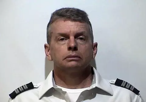 Un pilot a fost scos din cabina avionului și arestat pentru triplă crimă