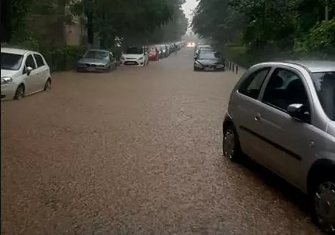 Ploaia torențială din București. Peste 100 de intervenții ale pompierilor, după inundarea mai multor străzi, curți și subsoluri. Și stația de metrou Aviatorilor a fost inundată