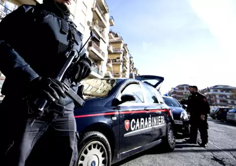 Un român l-a atacat cu arma pe patronul unui magazin din Roma, fiind nemulțumit de prețurile mari