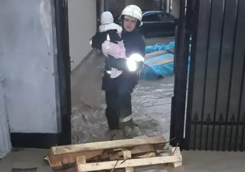 Povestea din spatele imaginii emoționante cu pompierul care salvează un bebeluș de la inundații: ”Nu aș vrea ca fetița mea să treacă prin așa ceva”