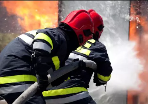 O persoană a murit în urma unui incendiu la un bloc din Reșița. Alte 24 au fost evacuate