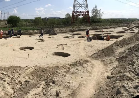 Poveștile morților de sub autostrăzi. O zi pe un șantier arheologic de pe traseul unei mari lucrări de infrastructură sau cum dispare lent arheologia românească