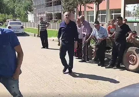 Scandal la Ghimpați, în timpul votului. Primarul susține că a fost împiedicat să voteze, observatorii îl acuză că a vrut să influențeze scrutinul. S-a lăsat cu bătaie