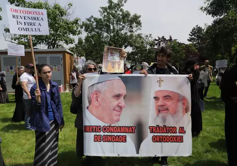 FOTO | Protest față de vizita Papei Francisc în România, organizat în București