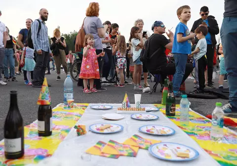 Manifestație în Piața Victoriei după alegerile europarlamentare. Sute de oameni sărbătoresc cu tort rezultatul votului / FOTO
