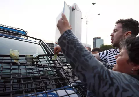 Manifestație în Piața Victoriei după alegerile europarlamentare. Sute de oameni sărbătoresc cu tort rezultatul votului