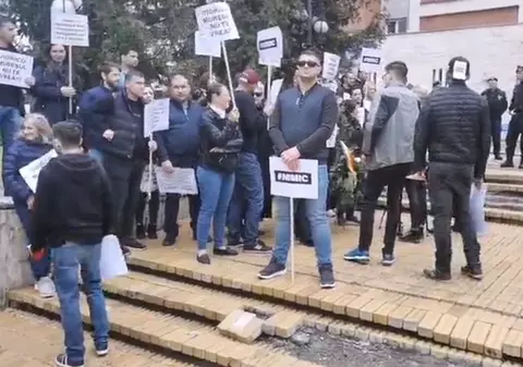 FOTO | Premierul Viorica Dăncilă, aşteptată cu coroane funerare şi pancarte, la Târgu Mureş: "Este inadmisibil, fac acest lucru pentru că nu au argumente!"