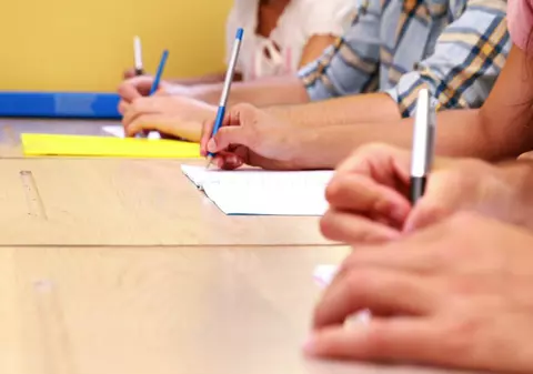 Un elev a dat-o exemplu pe Viorica Dăncilă la Bacalaureat. Cum a rezolvat unul din subiectele de la Limba română