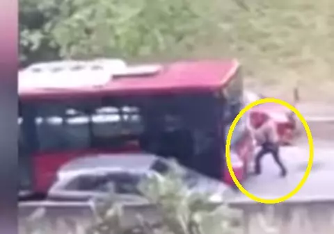 VIDEO | Un șofer de pe un autobuz de transport în comun a dat intenționat peste un pieton! Imagini incredibile susprinse de camerele de luat vederi