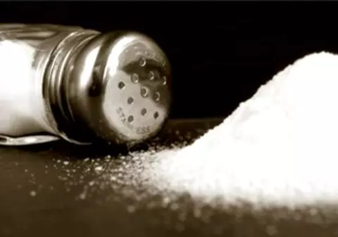 InfoCons: Consumăm alimente cu 420% mai multă sare decât recomandă  Organizaţia Mondială a Sănătăţii