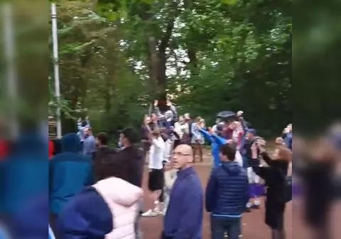 Scandal la Ambasada României din Haga, după închiderea urnelor. Românii care nu au reușit să voteze, dispersați de polițiști