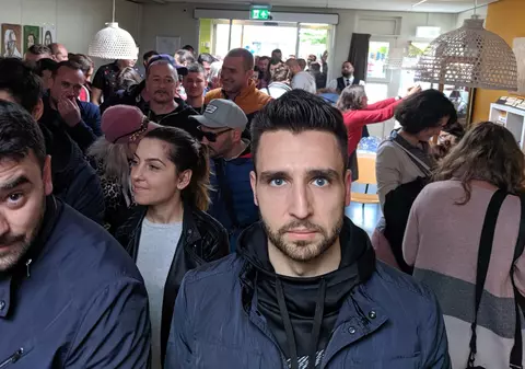 Român din Amsterdam, în direct la Adriana Nedelea: „Stau de 6 ore la coadă ca să votez!”