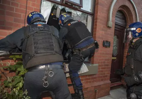 Mascații au plecat la o misiune la ora 5.00 dimineața, dar au nimerit la o adresă greșită. Incredibil ce au spus când au realizat gafa comisă