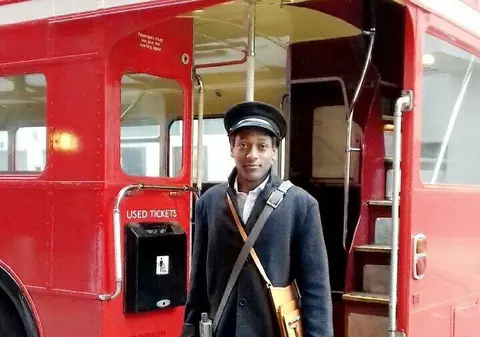 Un britanic a furat două autobuze și le-a condus prin Londra. Este obsedat de asemenea autovehicule