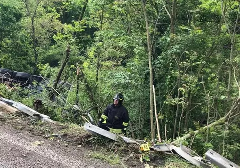 UPDATE / Printre victimele autocarului răsturnat în Italia se află și români. MAE: "Nu au fost primite solicitări de asistență consulară"