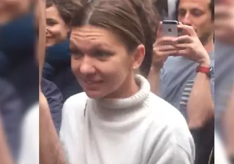 VIDEO | Simona Halep a votat la Paris. A fost aclamată de conaționalii strânși la coadă