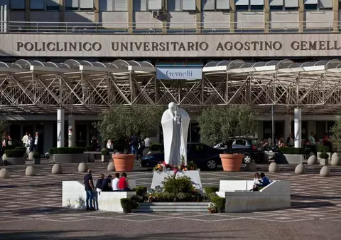 Un italian s-a sinucis aruncându-se de pe spitalul în care a murit iubita lui româncă!