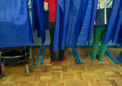 VIDEO | Primul vot al lui Ștefan, un tânăr țintuit în scaunul cu rotile: „Nu există că nu poți, trebuie să faci un efort!”