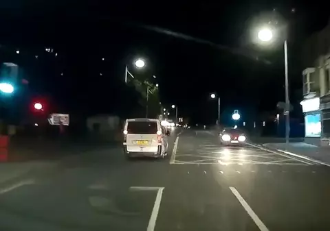 VIDEO | Un taximetrist român din Anglia a trecut prin clipe de groază: i-a fost furată mașina, cu tot cu client înăuntru