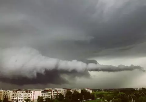 Tornada pe orizontală, surprinsă într-o fotografie făcută la Baia Mare