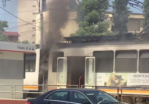 UPDATE | Un tramvai a luat foc în timp ce se afla în intersecția de la Dristor din București | VIDEO