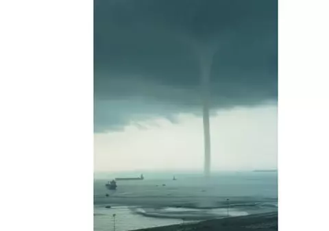 VIDEO | Imagini spectaculose! O trombă uriașă a fost filmată în Singapore