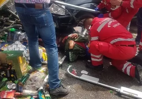 Un șofer a scăpat bolidul de sub control, a accidentat un pieton de pe trotuar și a făcut praf un magazin