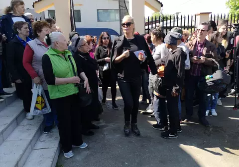 Vica Blochina a venit însoțită de Oana Roman la înmormântarea lui Răzvan Ciobanu | VIDEO