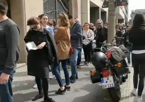 Mii de români stau la cozi uriașe în Berlin pentru a vota la alegerile europarlamentare