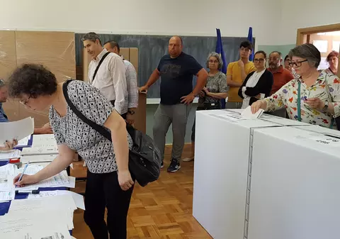 Alegeri europarlamentare | Mobilizare uriașă în București și în restul țării. Sute de alegători stau la cozi și așteaptă minute pentru a vota (FOTO și VIDEO)