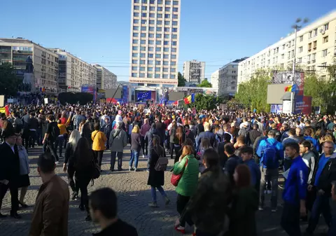 FOTO&VIDEO | Miting de amploare al PSD la Iași. Liviu Dragnea, aclamat și huiduit în Piața Unirii