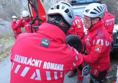 UPDATE: Copiii blocați în zona cascadei Duruitoarea din Neamţ au fost recuperați de salvamontiști