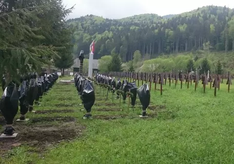 Zeci de cruci ale eroilor români, acoperite cu saci din plastic la cimitirul din Valea Uzului. Ce măsuri au luat autoritățile