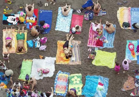 Recomandările culturale ale săptămânii. Îi găsim pe Karamazovi într-un club de noapte și descoperim prin ochii unui copil absurditatea unui regim politic criminal