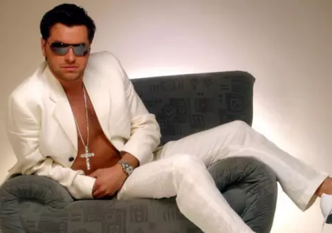 Fizz revine în muzică după 10 ani, cu un clip în care apare Adelina Pestriţu. Cum arată acum artistul