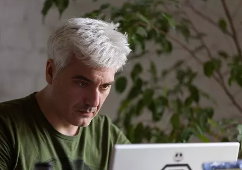 Ovidiu «Picasso». Designerul din Timișoara fără facultate, dar cu 12 medalii Graphis, una dintre cele mai mari competiții din lume