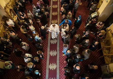 La o Biserică Ortodoxă din Spania, “Tatăl Nostru” se rostește și în română, și în spaniolă. Părintele Ioniță a înființat echipă de fotbal, îi laudă pe compatrioții lui care muncesc, e supărat pe cei care „au stricat tot”, dar i-a vizitat la pușcărie