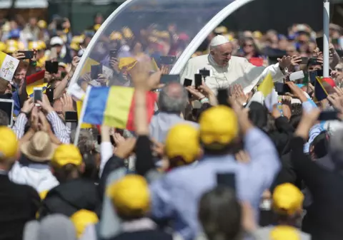 FOTO | Momentul în care Papa Francisc trece cu papamobilul printre pelerinii de la Blaj