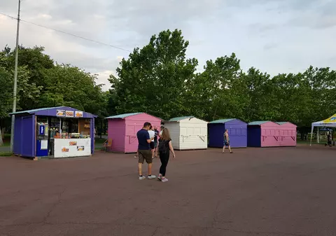 După ce le-a lăsat să devină depozite de gunoaie, Primăria Sectorului 4 a închiriat peste 20 de căsuțe comercianților de la Zilele Sectorului 4. Aici se vinde inclusiv mâncare neambalată