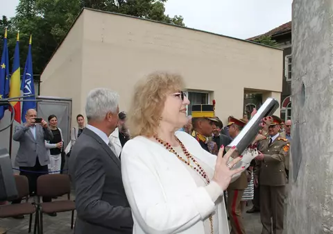 Corina Chirac a cimentat un ”hrisov” pentru generațiile viitoare, în soclul Monumentului Artiștilor Muzicii Românești