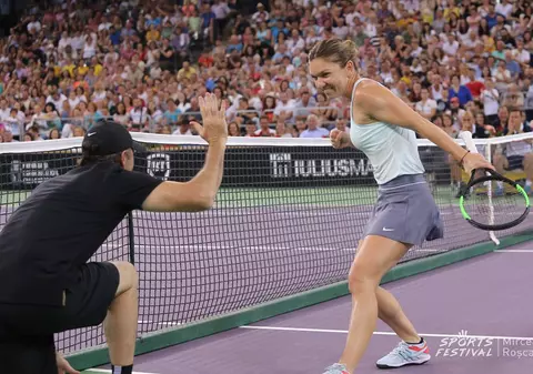 Simona Halep a făcut show la Cluj-Napoca, într-un meci demonstrativ România - Italia. A schimbat câteva mingi și cu Darren Cahill! FOTO/VIDEO