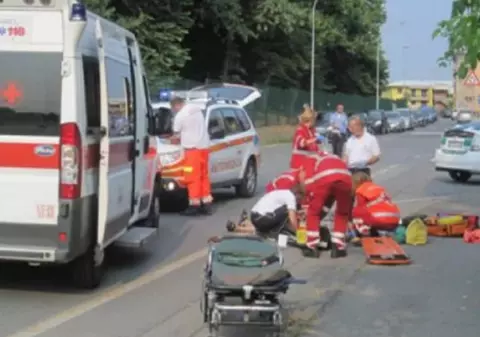 Un italian de 70 de ani a spulberat un copil român de 10 ani pe o trecere de pietoni! Șoferul nu-și mai făcuse revizia tehnică la mașină de 12 ani