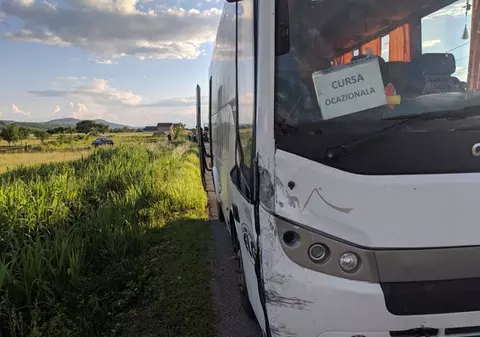 Un autocar cu 25 de copii s-a ciocnit de o mașină în Bistrița. Șoferul mașinii era băut