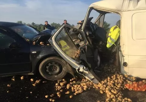 O tânără care ieri a serbat împlinirea vârstei de 21 de ani a murit azi! Ea transporta cartofi cu o dubiță, iar încărcătura a strivit-o