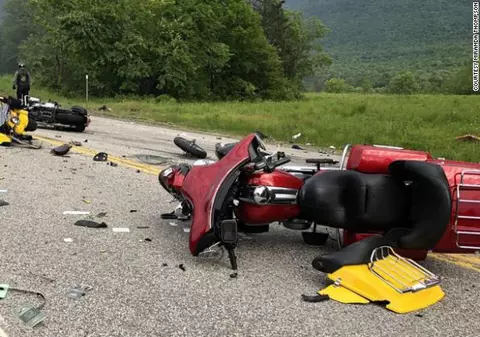 Șapte motocicliști au murit după ce o camionetă a intrat pe contrasens
