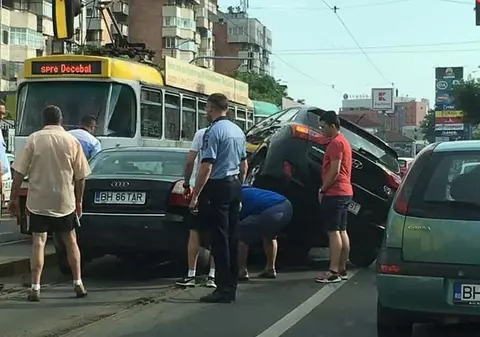 Accident spectaculos cu patru mașini în Oradea. Un Hyundai s-a urcat peste un Audi