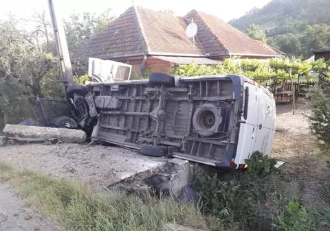 Acident mortal în Sălaj. Un șofer a adormit la volan și a intrat într-un cap de pod