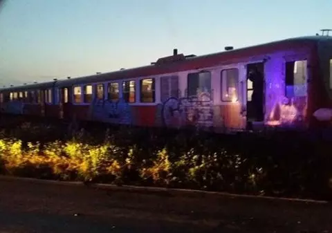Accident pe calea ferată în Timiș. Un microbuz cu 7 oameni, lovit de tren