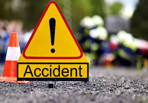 Accident teribil în Prahova. Trei persoane care participau la o înmormântare au fost lovite de o maşină 